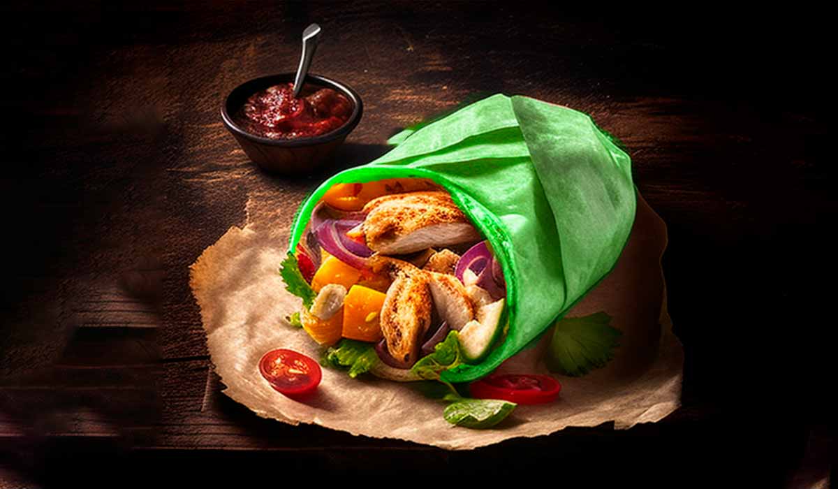 Receita de Wrap com folha de couve em vez de massa tradicional.