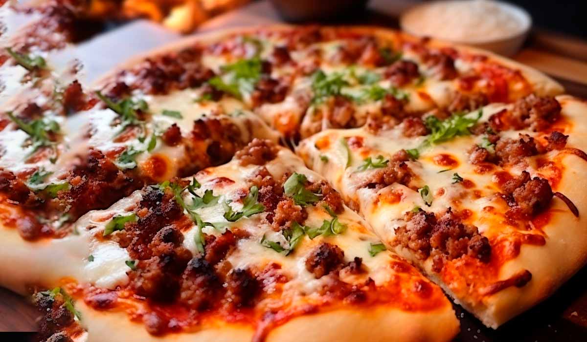 Pizza de carne moída para ganho de massa muscular.